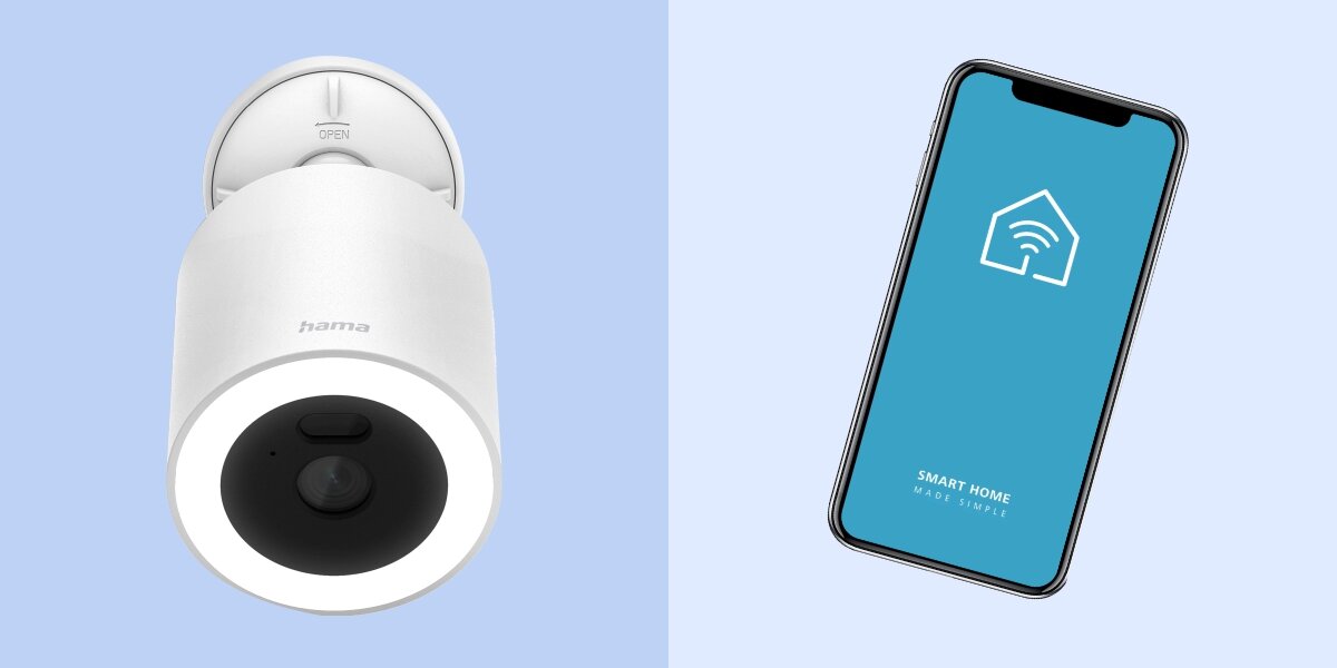Kamera HAMA Smart Surveillance Zewnętrzna, Wi-Fi Kamera monitoringu Hama obok smartfona z uruchomioną aplikacją Smart Home do zdalnego podglądu i sterowania.