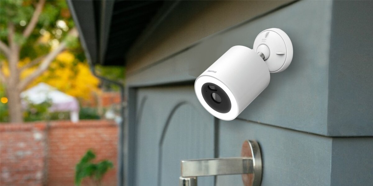 Kamera HAMA Smart Surveillance Zewnętrzna, Wi-Fi Inteligentna kamera dozorowa Hama zamontowana nad bramą garażową, monitorująca podjazd i wejście na posesję.