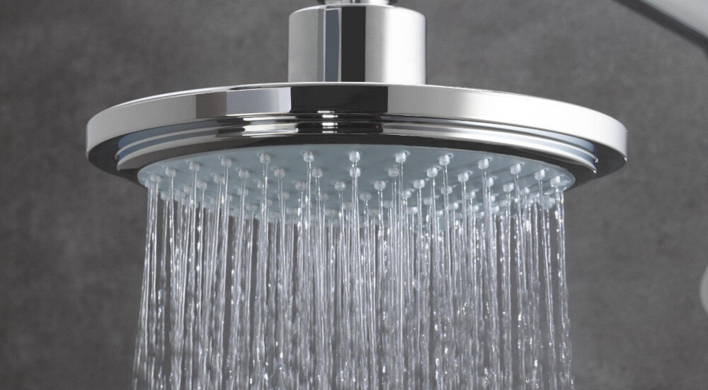 SYSTEM PRYSZNICOWY GROHE New Tempesta Cosmopolitan 160 27922000 CHROM  Zdjęcie przedstawia dużą deszczownicę z chromowaną powierzchnią, z której równomiernie wypływają liczne strumienie wody. Ujęcie podkreśla intensywność i szeroki zakres natrysku strumień rain Deszczownica