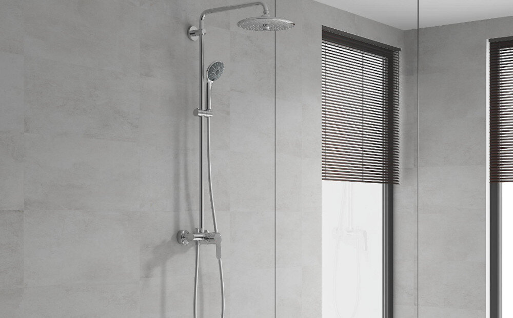 SYSTEM PRYSZNICOWY GROHE VITALIO JOY 260 LONGLIFE MASSAGE 27684001 CHROM Na zdjęciu widoczny jest zestaw prysznicowy z deszczownicą i słuchawką prysznicową, zamontowany na jasnej, minimalistycznej ścianie. Chromowane wykończenie i prosta forma podkreślają elegancki, współczesny charakter łazienki