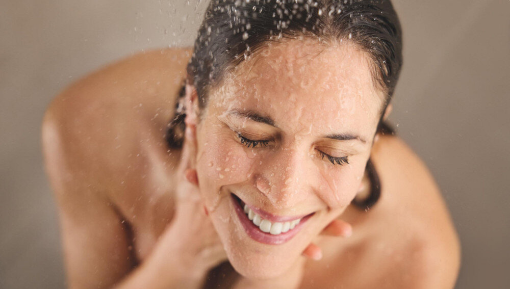 SYSTEM PRYSZNICOWY GROHE VITALIO JOY 260 LONGLIFE MASSAGE 27357002 CHROM Zdjęcie przedstawia osobę biorącą prysznic pod strumieniem wody. Ujęcie koncentruje się na górnej części ciała oraz dynamicznych kroplach wody system prysznicowy komfort kąpieli zestaw prysznicowy łatwy montaż łazienka deszczownica 3 strumienie termostat precyzyjna temperatura luksusowy prysznic komfort kąpieli