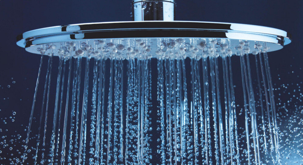 SYSTEM PRYSZNICOWY GROHE VITALIO JOY 260 LONGLIFE MASSAGE 27357002 CHROM Zdjęcie przedstawia dużą deszczownicę z chromowaną powierzchnią, z której równomiernie wypływają liczne strumienie wody. Ujęcie podkreśla intensywność i szeroki zakres natrysku silikonowe dysze prysznicowe łatwe usuwanie kamienia równomierny strumień wody trwałość systemu prysznicowego