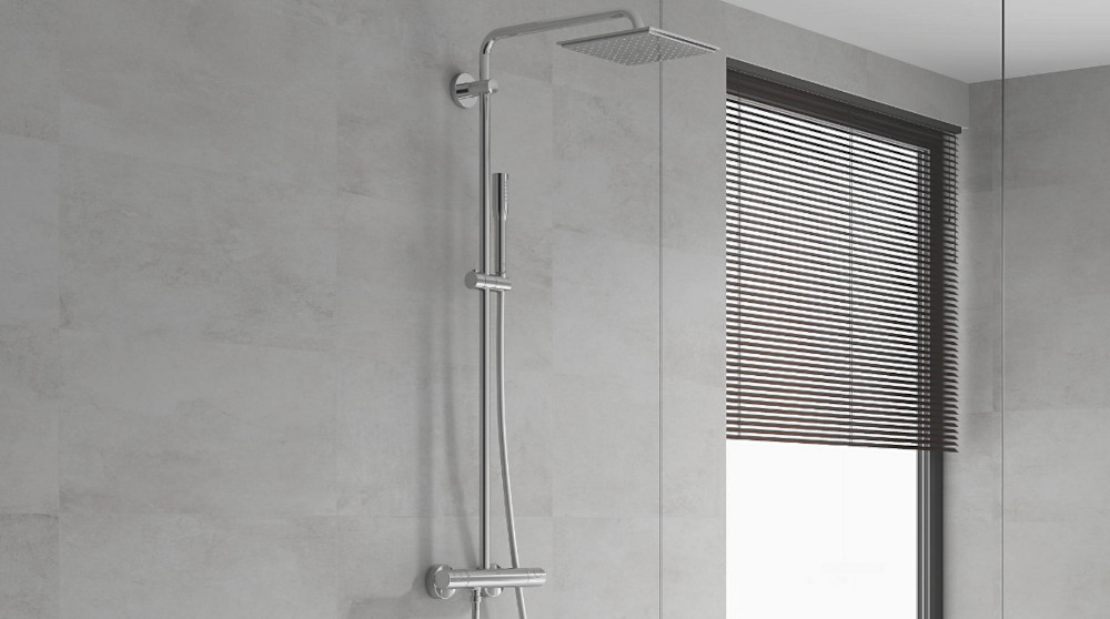 SYSTEM PRYSZNICOWY GROHE VITALIO JOY SYSTEM 230 26365000 CHROM Zdjęcie przedstawia kompletny zestaw prysznicowy z deszczownicą i słuchawką, zamontowany w jasnej, eleganckiej łazience ze szklaną ścianką i oknem z żaluzją. Całość tworzy spójną, funkcjonalną strefę prysznica o stylowym charakterze