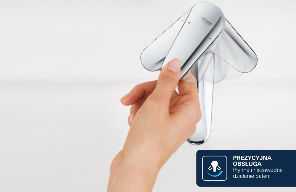 BATERIA UMYWALKOWA GROHE Start S S 23123003 CHROM Na zdjęciu pokazano dłoń regulującą uchwyt baterii, ilustrując płynną i precyzyjną obsługę. Grafika podkreśla niezawodne działanie mechanizmu sterującego ceramiczna głowica silkmove płynna regulacja temperatury precyzyjna kontrola wody metalowa dźwignia komfort użytkowania