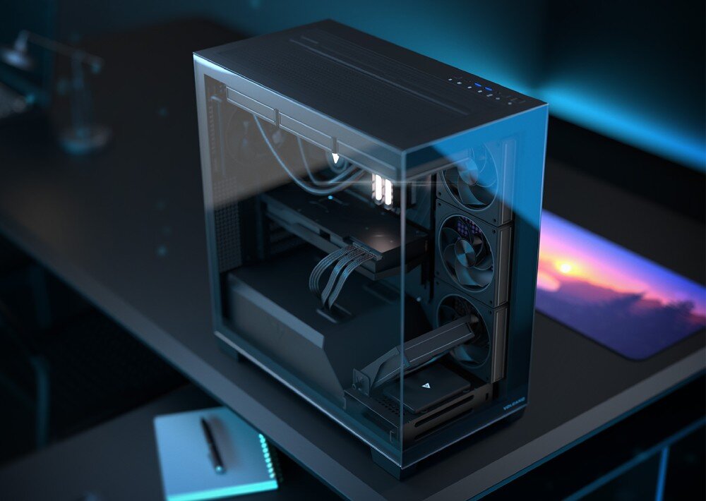 Obudowa MODECOM Volcano Stellar Plus Midi Podświetlona obudowa komputerowa stojąca na biurku w nowoczesnym wnętrzu, zaprezentowana w ujęciu pod kątem