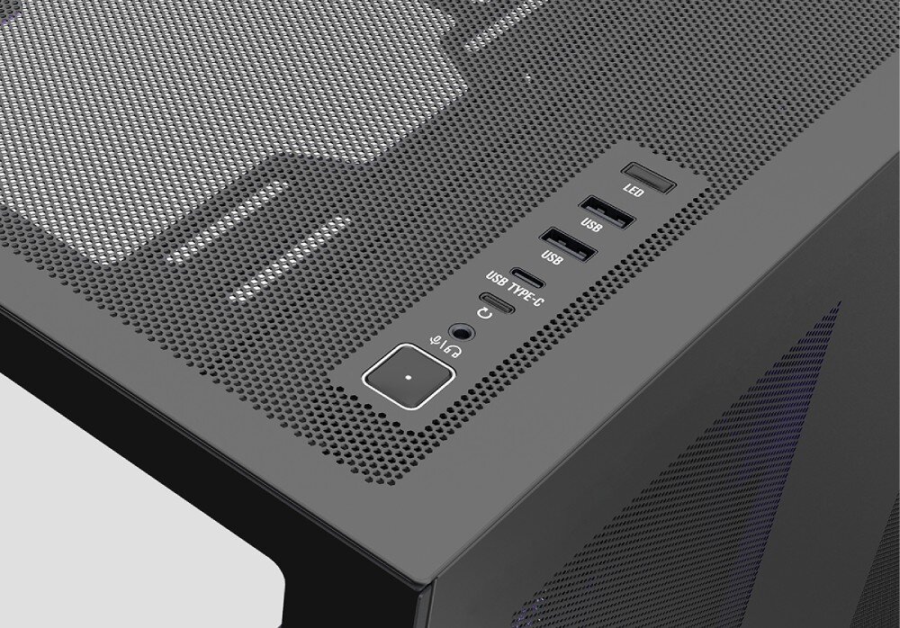 Obudowa MODECOM Volcano Space XL Full Tower NF Detal panelu zewnętrznego z portami umieszczonymi na górze obudowy. Widoczne są od góry: przycisk LED, dwa gniazda USB, port USB typu C, wejście audio oraz duży przycisk zasilania. Całość znajduje się na tle czarnej, perforowanej powierzchni typu mesh