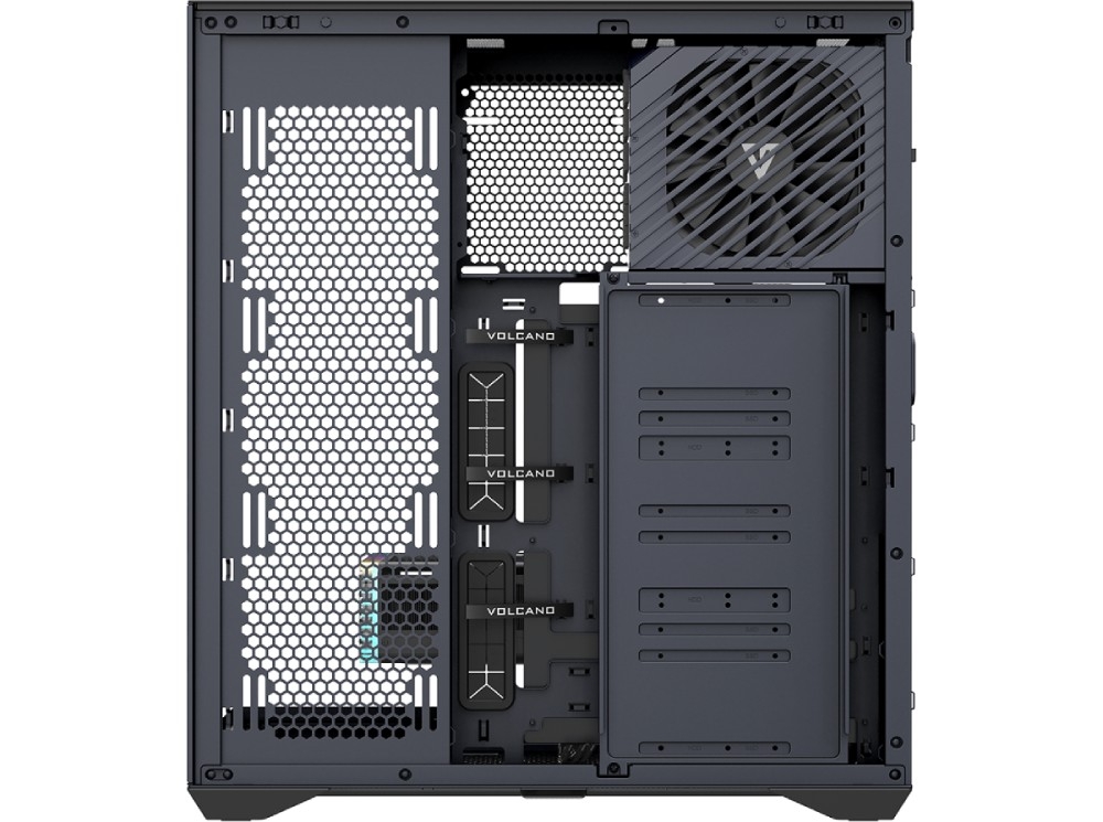 Obudowa MODECOM Volcano Space XL Full Tower NF Widok na tył wnętrza obudowy po zdjęciu bocznego panelu. W górnym prawym rogu znajduje się zasilacz z dużym wentylatorem osłoniętym skośnym grillem. Po lewej stronie widać dużą powierzchnię o strukturze plastra miodu, a w centralnej części trzy rzepy do spinania kabli z napisem 'VOLCANO'