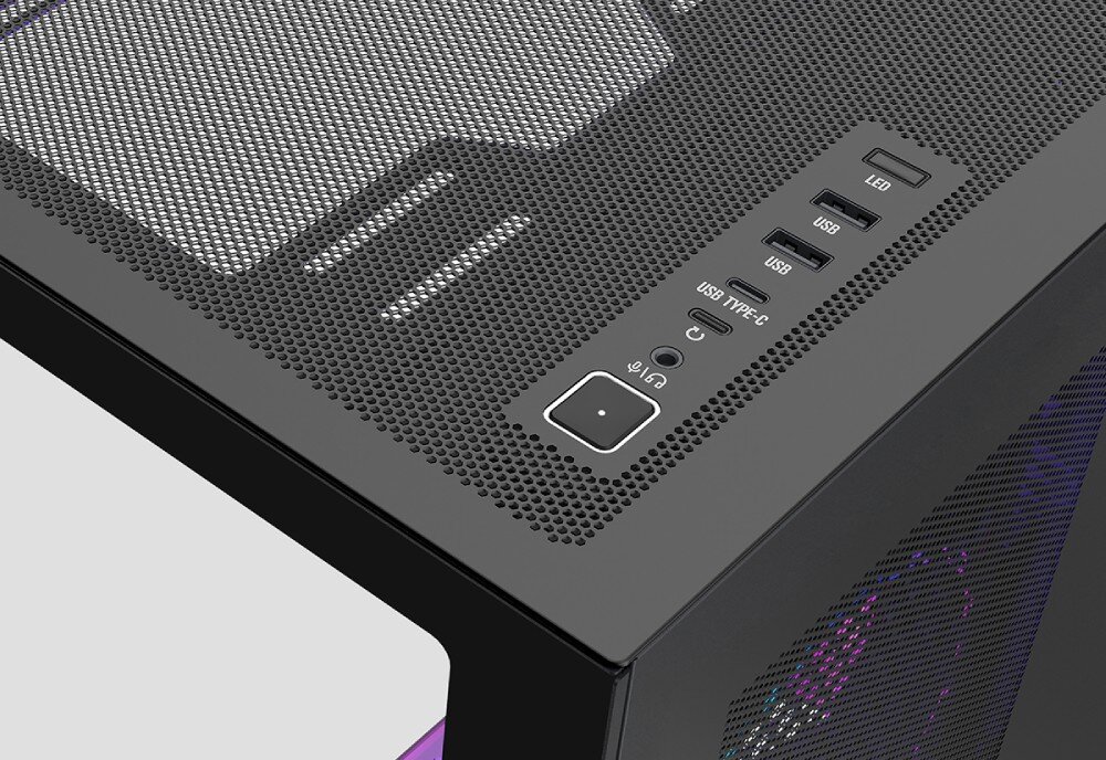 Obudowa MODECOM Volcano Space XL ARGB Full Tower 5F Detal panelu zewnętrznego z portami umieszczonymi na górze obudowy. Widoczne są od góry: przycisk LED, dwa gniazda USB, port USB typu C, wejście audio oraz duży przycisk zasilania. Całość znajduje się na tle czarnej, perforowanej powierzchni typu mesh