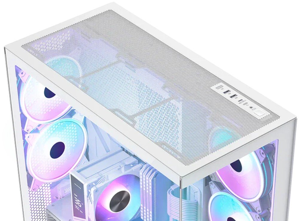 Obudowa MODECOM Volcano Space XL ARGB Full Tower 5F Zbliżenie na górną część obudowy z metalową siatką mesh. W prawym rogu widoczny jest panel sterowania z przyciskami i portami. Przez boczną szybę przebija kolorowe światło z wnętrza komputera, oświetlające chłodzenie wieżowe i moduły pamięci RAM