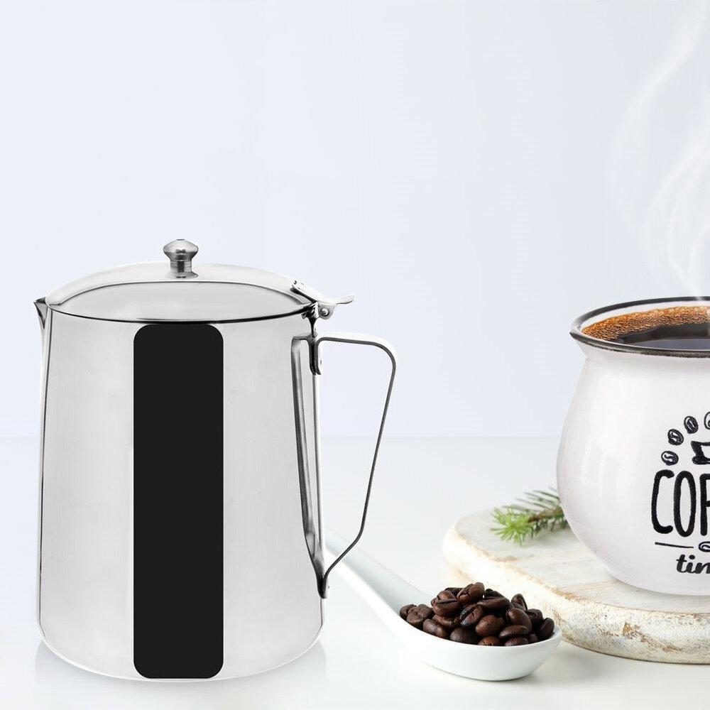 Na obrazie widoczny jest stalowy dzbanek z pokrywką oraz filiżanka z napisem \'COFFEE time\'. Obok filiżanki leży łyżka z ziarnami kawy.