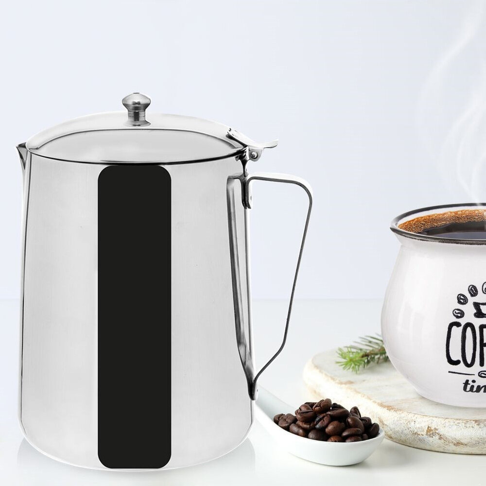 Na obrazie widoczny jest stalowy dzbanek z pokrywką oraz uchwytem, obok którego znajduje się filiżanka z napisem \'COFFEE time\' i parującą kawą. Na spodku leżą ziarna kawy.