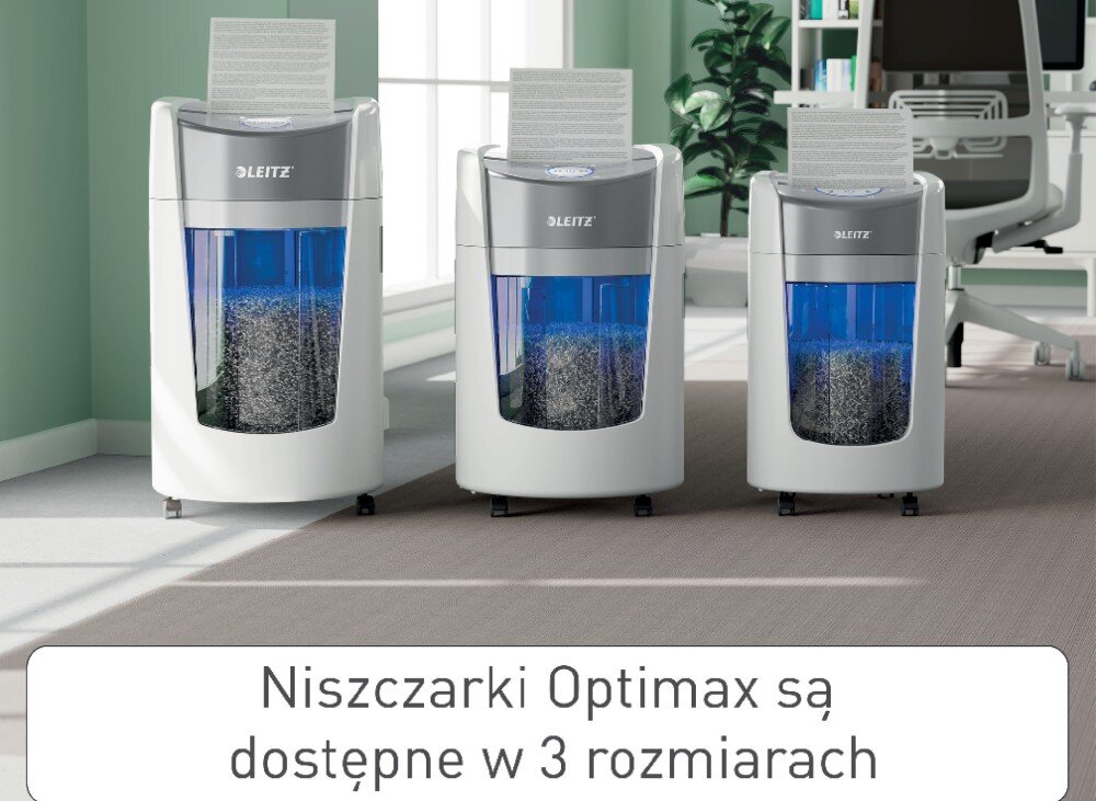 Niszczarka LEITZ IQ OptiMax Home Office 225 P5 Półzbliżenie na trzy białe niszczarki z niebieskimi zbiornikami wypełnionymi pociętym papierem i arkuszami papieru czekającymi na zniszczenie, w różnych rozmiarach, obok siebie
