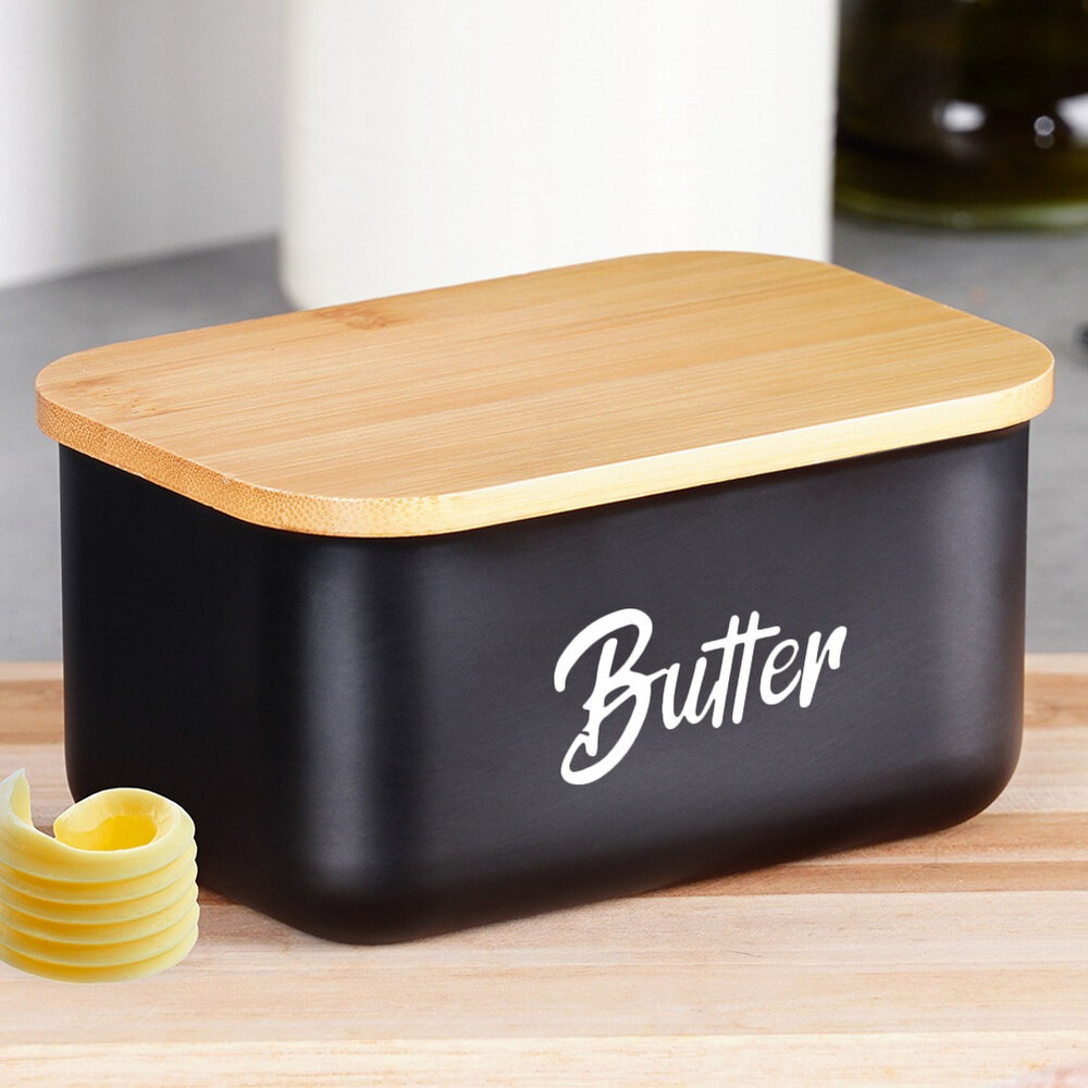 Czarna stalowa maselniczka z bambusową pokrywką, na której widnieje napis \'Butter\'.