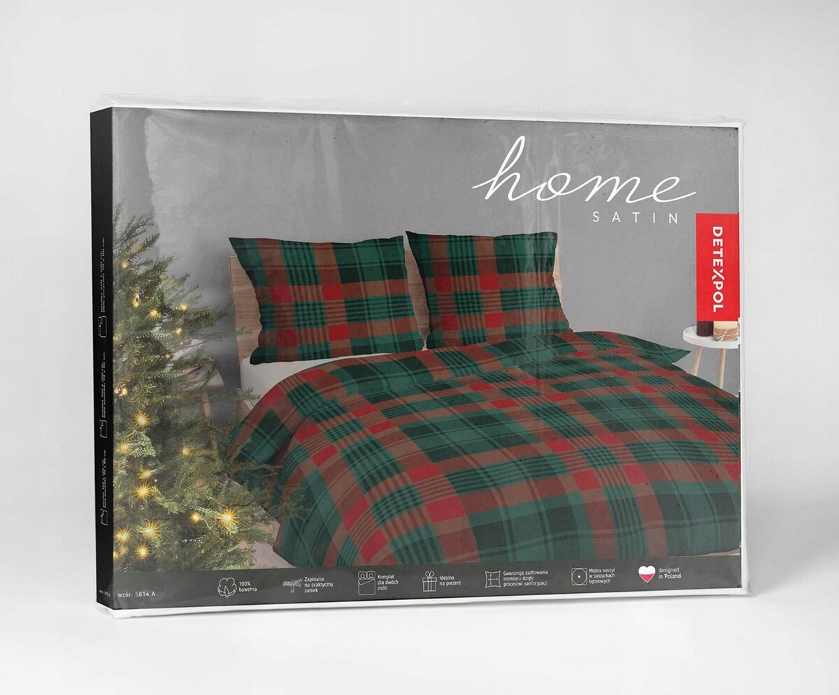 Opakowanie pościeli z wzorem w czerwono-zieloną kratę, obok widoczna jest choinka z lampkami. Na opakowaniu znajduje się tekst: \'home SATIN\' oraz \'DETEXPOL\'.