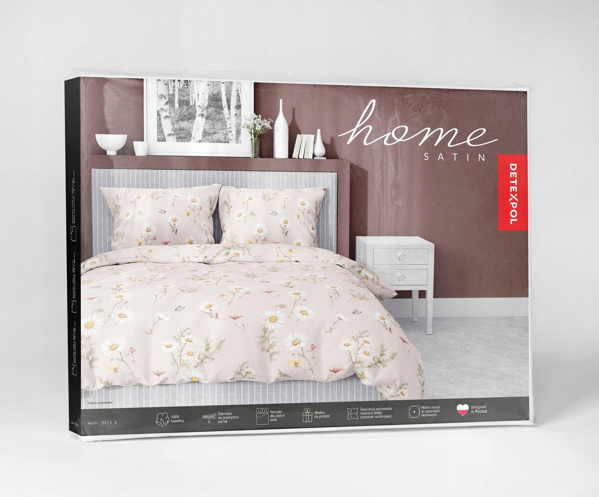 Opakowanie pościeli z nadrukiem kwiatowym, z napisem \'home SATIN\' oraz logo \'DEKPOL\'. W tle widoczna jest sypialnia z łóżkiem i stolikiem nocnym.