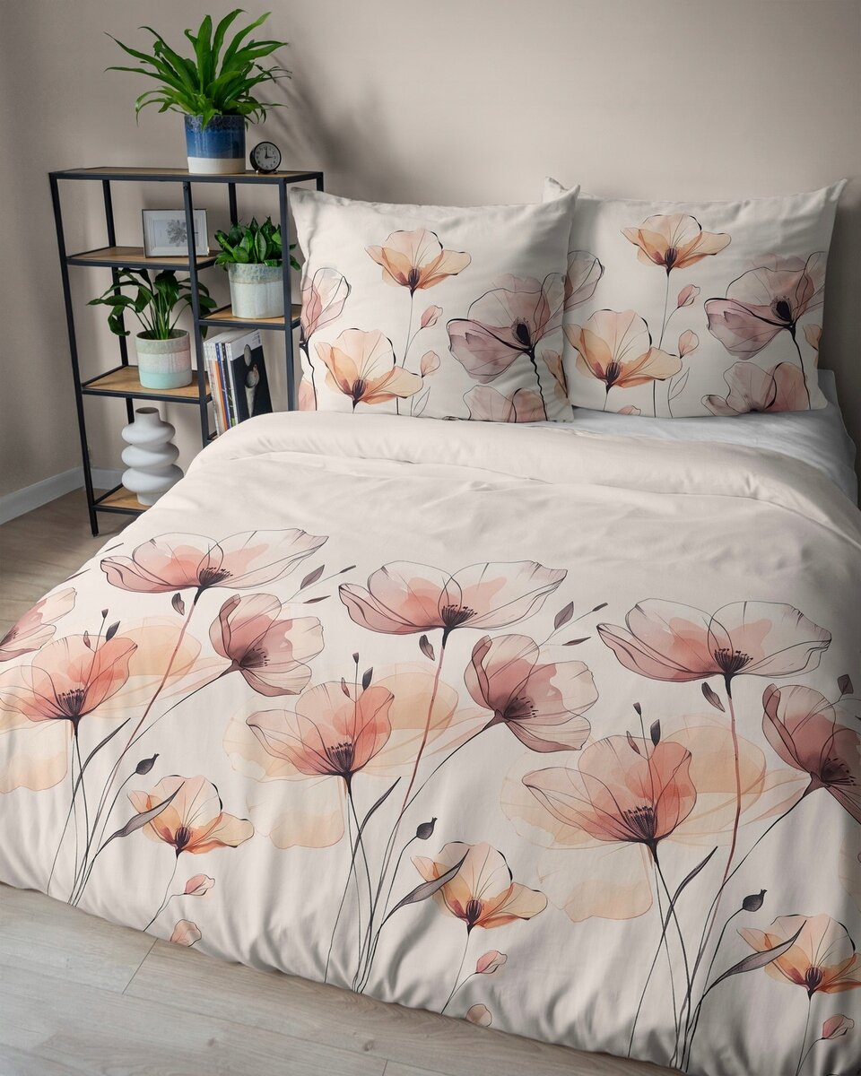 Komplet pościeli z satynowej bawełny w rozmiarze 140x200 cm, ozdobiony wzorem delikatnych kwiatów w odcieniach różu i pomarańczu. W tle widoczny jest regał z roślinami i książkami.