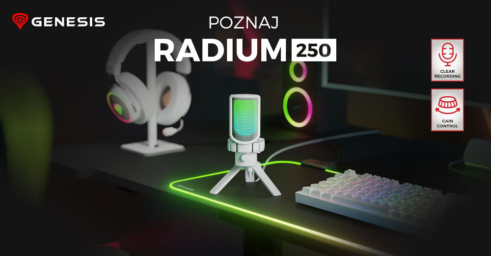 Mikrofon GENESIS Radium 250 Jednokierunkowy / Kardioidalny Biały prezentacja mikrofonu na biurku obok akcesoria komputerowe z napisem modelu i marki