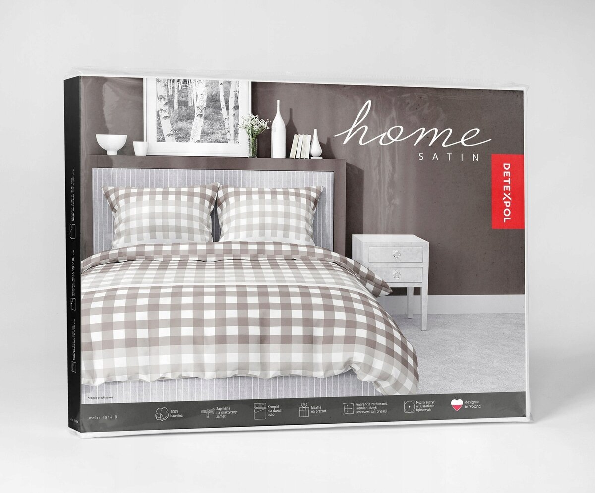 Opakowanie pościeli z wzorem w kratę, z napisem \'home SATIN\' oraz logo \'DETEXPOL\'. W tle widoczna jest sypialnia z łóżkiem i stolikiem nocnym.