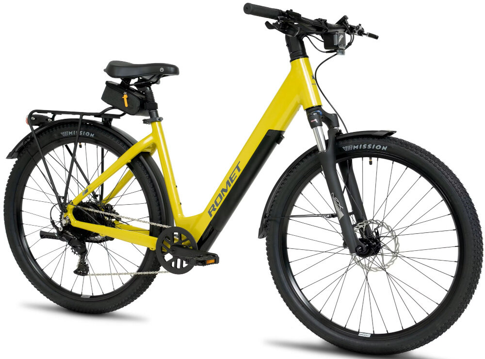 Limonkowy rower elektryczny z napisem \'ROMET\' na ramie, wyposażony w czarne opony i siodełko z torbą. Rower posiada przednie i tylne błotniki oraz bagażnik.
