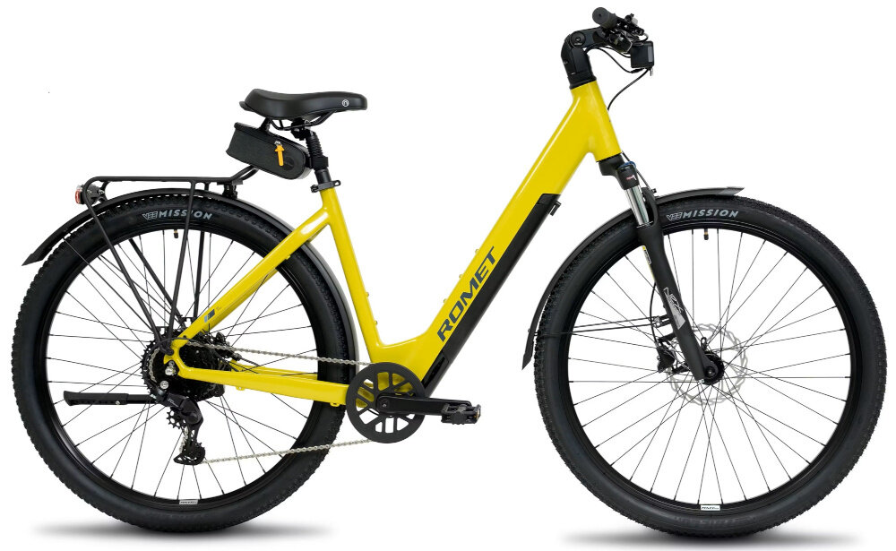 Limonkowy rower elektryczny z napisem \'ROMET\' na ramie, wyposażony w grube opony i bagażnik z tyłu. Rower posiada przednie i tylne błotniki oraz torbę na ramie.