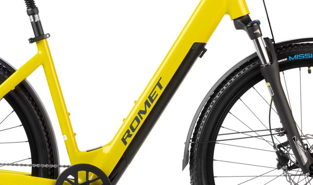 Rower elektryczny w kolorze limonkowym z widocznym napisem \'ROMET\' na ramie. Opona z napisem \'MISSION\' oraz amortyzator przedni są również widoczne.