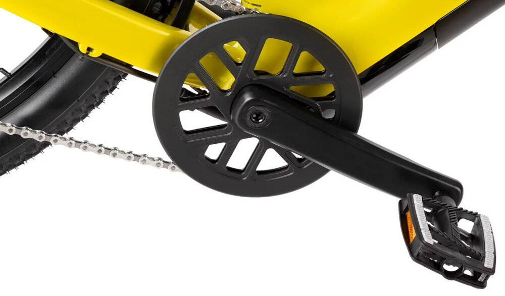 Zbliżenie na mechanizm korbowy roweru z czarnym pedałem i łańcuchem. Rama roweru jest w kolorze limonkowym.
