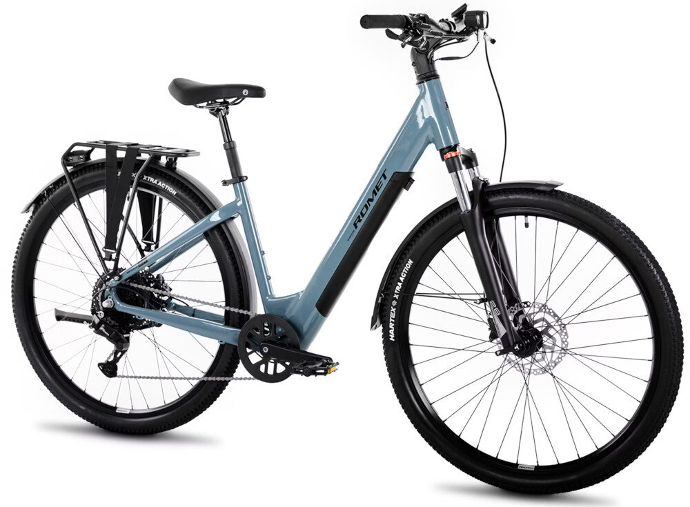 Rower elektryczny ROMET E-Modeco SUV 1.0 AN U17 28 cali Szary rower na białym tle widoczny od przodu pod skosem uniwersalny rower elektryczny środek codziennego transportu opcja dosłownie dla każdego wymaga on również pracy mięśni nóg elektryczny układ napędowy działa tu niejako równolegle