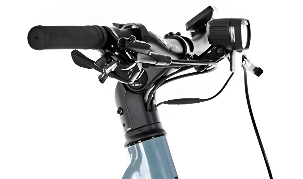 Rower elektryczny ROMET E-Modeco SUV 1.0 AN U17 28 cali Szary zbliżenie na manetkę kierownica RMT Components o szerokości 680 mm i średnicy 31,8 mm z lekkiego aluminium antypoślizgowe uchwyty pewność chwytu aluminiowy wspornik RMT Components trwałość odpowiednia sztywność