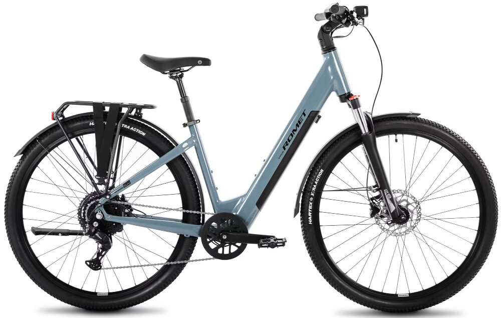 Rower elektryczny ROMET E-Modeco SUV 1.0 AN U17 28 cali Szary rower na białym tle widoczny z boku wytrzymały, bezszczotkowy silnik marki BAFANG M200 65 Nm silnik o mocy 250 W cicha i wydajna praca umiejscowienie w tylnej piaście