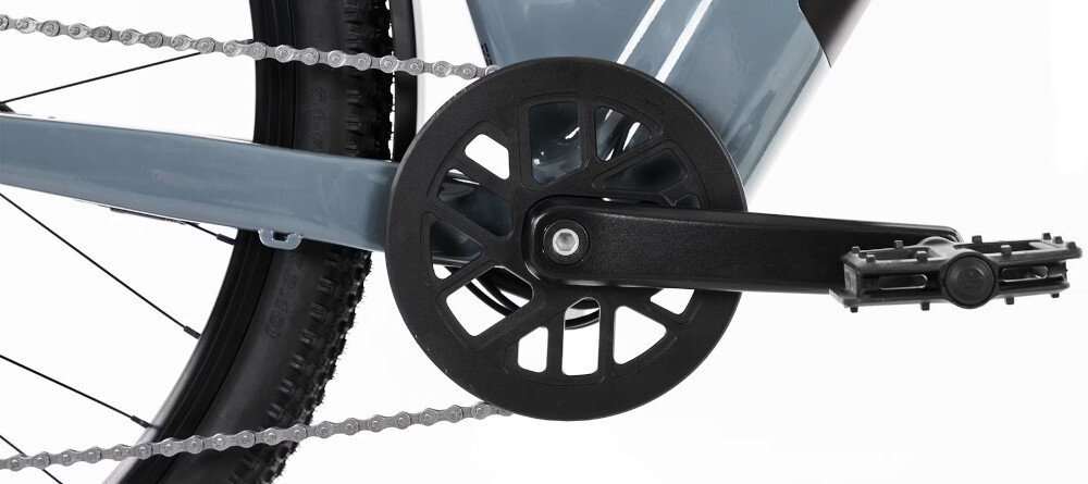 Rower elektryczny ROMET E-Modeco SUV 1.0 AN U17 28 cali Szary zbliżenie na korbę i kasetę korba PROWHEEL typu 38T o długości 170 mm kaseta SHIMANO CUES typu CS-LG300-9 płynna i elastyczna jazda szeroki zakres przełożeń komfortowa kadencja na prostych odcinkach lepsza kontrola nad rowerem większa efektywność pedałowania