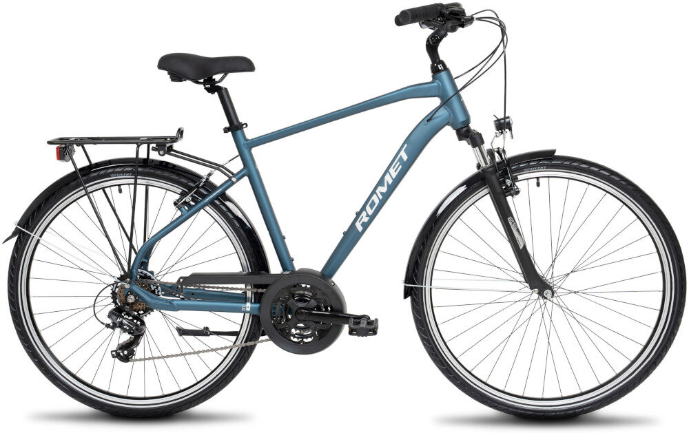 Rower trekkingowy ROMET Wagant 1.0 M19 28 cali męski Granatowy rower na białym tle widoczny z boku solidne błotniki osłona łańcucha chronią ubranie przed błotem, wodą i zabrudzeniami ułatwiają też utrzymanie roweru w czystości komfort codziennych dojazdów i rekreacyjnych wycieczek