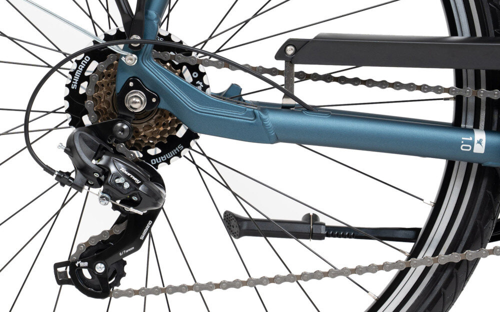 Rower trekkingowy ROMET Wagant 1.0 M19 28 cali męski Granatowy zbliżenie na tylną przerzutkę przerzutki marki SHIMANO 21 przełożeń duża wytrzymałość i sprawne działanie przednie i tylne przerzutki SHIMANO Tourney