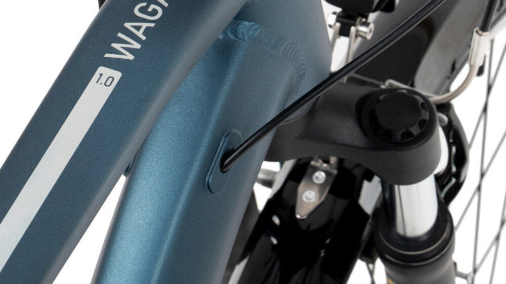 Rower trekkingowy ROMET Wagant 1.0 M19 28 cali męski Granatowy zbliżenie na amortyzator widok z góry rower typu hardtail przedni amortyzator marki ROMET typ MDN721X-28 ze skokiem 50 mm skuteczne tłumienie drgań prosta konstrukcja wygoda bezpieczeństwo