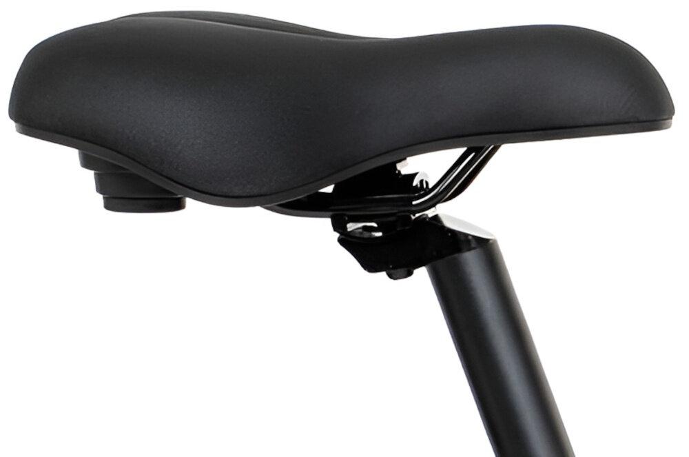 Rower trekkingowy ROMET Wagant 1.0 M19 28 cali męski Granatowy siodełko na białym tle widoczne z boku miękkie okładziny i wygodne siodełko aluminiowa sztyca siodełka siodełka o wymiarach 30,9 x 350 mm bardzo wytrzymała i trwała siodełko marki VADER typu City nie będzie się odkształcało