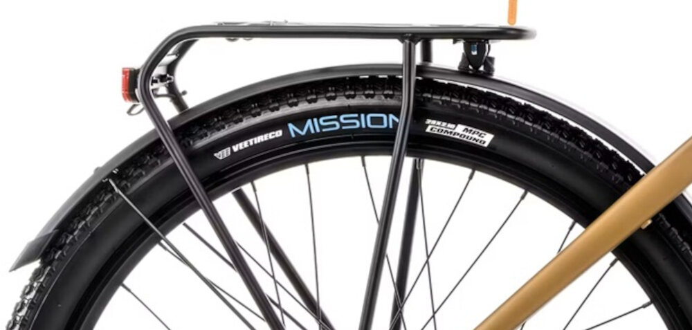 Rower elektryczny ROMET E-Modeco SUV 1.0 AN U19 28 cali Złoty zbliżenie na tylne koło i błotnik widok z boku błotniki chronią odzież przed zabrudzeniami i wodą osłona łańcucha zabezpiecza napęd przed zanieczyszczeniami zapobiega wkręceniu się ubrania