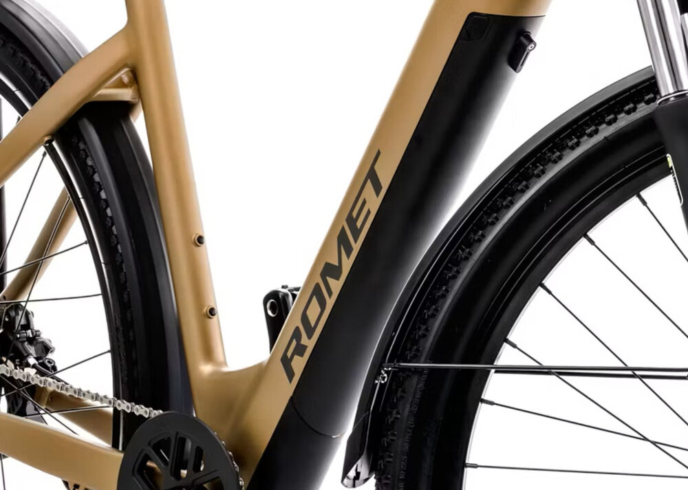 Rower elektryczny ROMET E-Modeco SUV 1.0 AN U19 28 cali Złoty zbliżenie na baterię widoczne kluczyki zasięg do 120 km bateria Li-Ion o napięciu 36 V i pojemności 14 Ah (504 Wh) bateria waży około 4 kg czas ładowania około 4-8 godzin żywotność około 500 ładowań bateria w ramie w zestawie dwa kluczyki zintegrowana z konstrukcją roweru