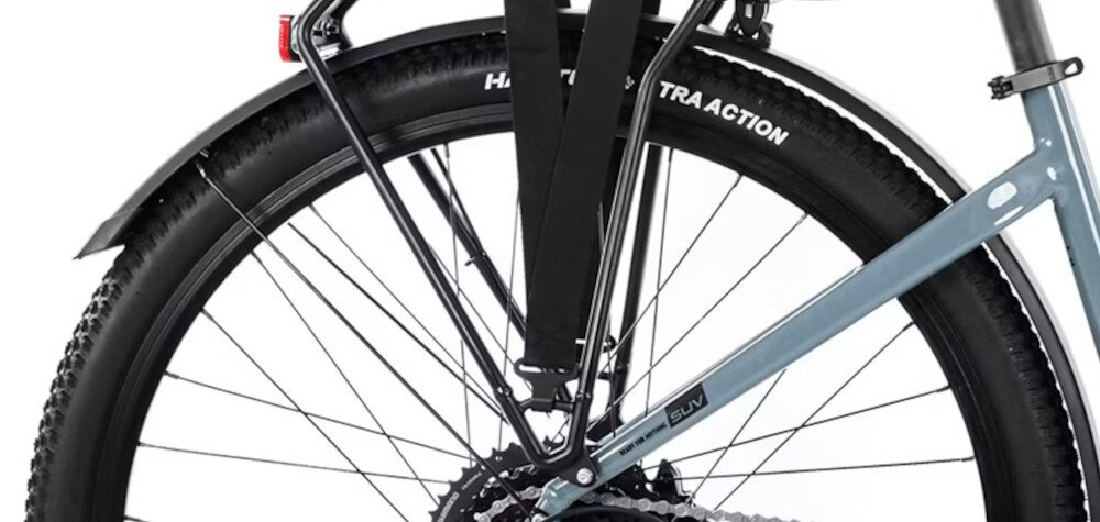 Rower elektryczny ROMET E-Modeco SUV 1.0 AN U19 28 cali Szary zbliżenie na tylne koło i błotnik błotniki chronią odzież przed zabrudzeniami i wodą osłona łańcucha zabezpiecza napęd przed zanieczyszczeniami zapobiega wkręceniu się ubrania