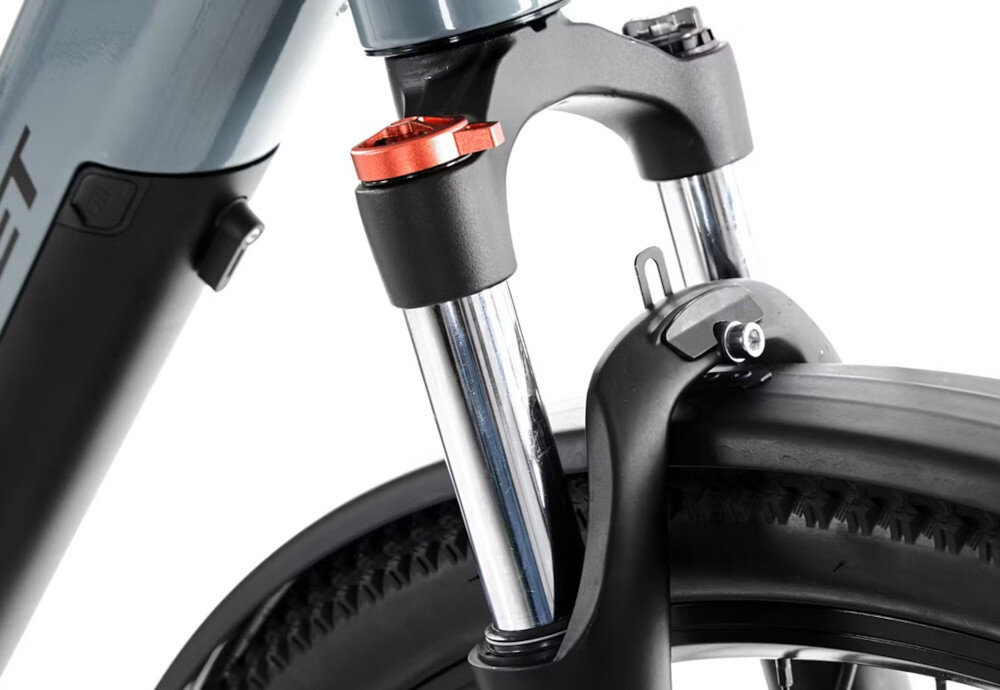 Rower elektryczny ROMET E-Modeco SUV 1.0 AN U19 28 cali Szary zbliżenie na amortyzator widok z góry przedni amortyzator SR Suntour NEX E25 o skoku 75 mm tłumi nierówności konstrukcja tapered poprawia sztywność oraz precyzję prowadzenia budowa typu hardtail energia pedałowania nie jest tracona na tylne zawieszenie zwiększa efektywność jazdy