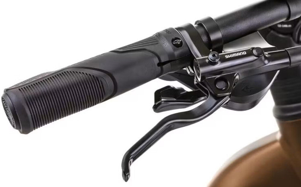 Rower elektryczny ROMET E-Modeco URB 2.0 U17 28 cali Brązowo-czarny zbliżenie na manetkę kierownica ROMET o szerokości 640 mm i średnicy 31,8 mm z lekkiego aluminium antypoślizgowe uchwyty pewność chwytu aluminiowy wspornik RMT Components trwałość odpowiednia sztywność