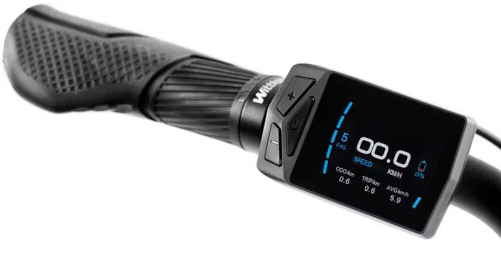 Rower elektryczny ROMET E-Modeco URB 2.0 U17 28 cali Brązowo-czarny zbliżenie na wyświetlacz czytelny wyświetlacz LCD bieżące monitorowanie kluczowych parametrów jazdy ułatwia planowanie tras i kontrolę nad energią