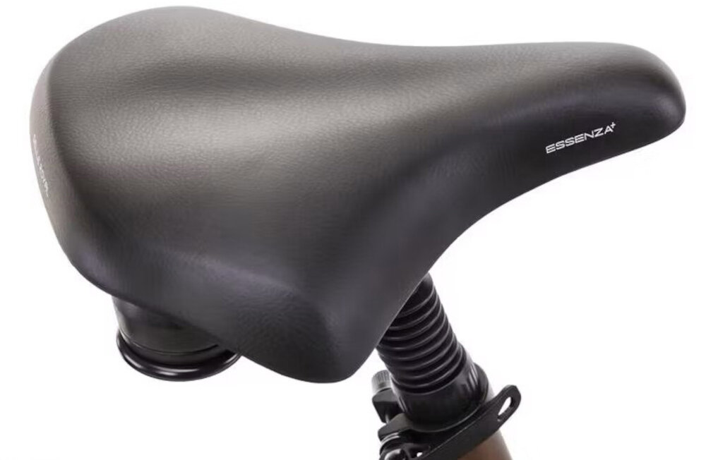 Rower elektryczny ROMET E-Modeco URB 2.0 U17 28 cali Brązowo-czarny zbliżenie na siodełko białe tło siodełko SELLE ROYAL typu Essenza Plus Relaxed wygodna wyprostowana pozycja odpowiednie wypełnienie redukuje nacisk na newralgiczne punkty aluminiowa sztyca o wymiarach 30,9 × 300 mm