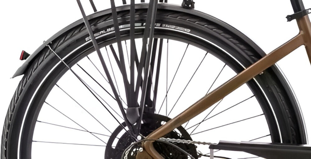 Rower elektryczny ROMET E-Modeco URB 2.0 U17 28 cali Brązowo-czarny zbliżenie na tylne koło i błotnik błotniki chronią odzież przed zabrudzeniami i wodą osłona łańcucha zabezpiecza napęd przed zanieczyszczeniami zapobiega wkręceniu się ubrania