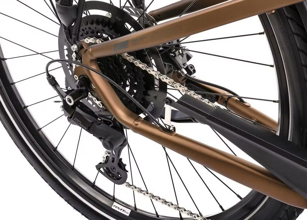 Rower elektryczny ROMET E-Modeco URB 2.0 U17 28 cali Brązowo-czarny zbliżenie na przerzutkę manetki SHIMANO typu SL-M315-8R 8 biegów tylna przerzutka SHIMANO CUES niewiarygodnie płynna i szybka zmiana przełożeń wytrzymałość
