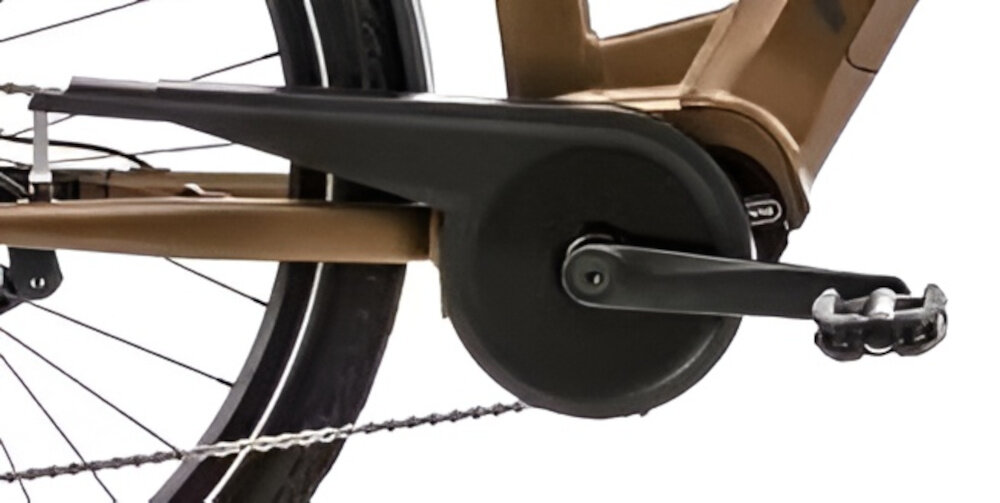 Rower elektryczny ROMET E-Modeco URB 2.0 U17 28 cali Brązowo-czarny zbliżenie na korbę i kasetę korba PROWHEEL typu 38T o długości 170 mm kaseta SHIMANO CUES typu CS-LG300 11-41T 9 speed płynna i elastyczna jazda szeroki zakres przełożeń komfortowa kadencja na prostych odcinkach lepsza kontrola nad rowerem większa efektywność pedałowania