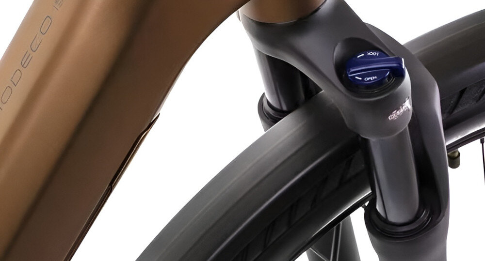 Rower elektryczny ROMET E-Modeco URB 2.0 U17 28 cali Brązowo-czarny zbliżenie na amortyzator widok z góry przedni amortyzator SR Suntour NVX32-Boost-NLO-DS o skoku 80 mm tłumi nierówności konstrukcja tapered poprawia sztywność oraz precyzję prowadzenia budowa typu hardtail energia pedałowania nie jest tracona na tylne zawieszenie zwiększa efektywność jazdy