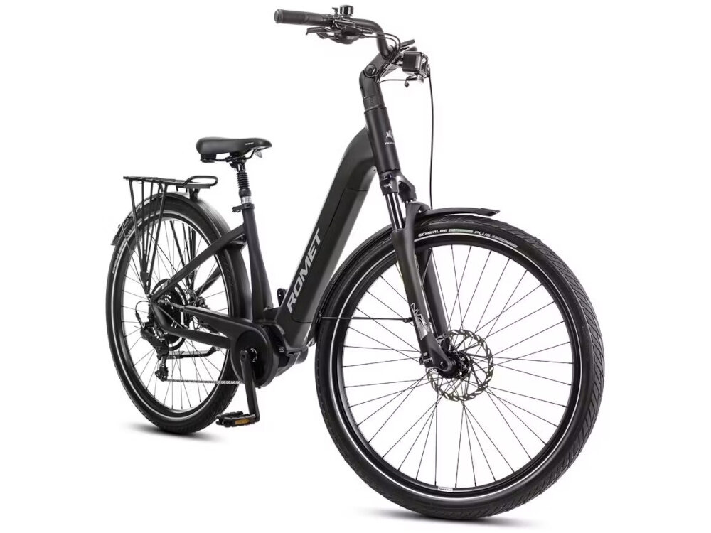 Rower elektryczny ROMET E-Modeco URB 2.0 U17 28 cali Czarno-granatowy rower na białym tle widoczny od przodu pod skosem uniwersalny rower elektryczny środek codziennego transportu opcja dosłownie dla każdego wymaga on również pracy mięśni nóg elektryczny układ napędowy działa tu niejako równolegle