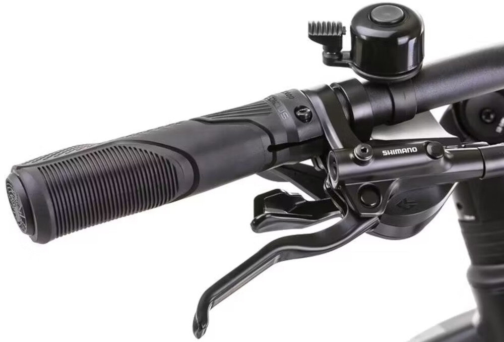 Rower elektryczny ROMET E-Modeco URB 2.0 U17 28 cali Czarno-granatowy zbliżenie na manetkę kierownica ROMET o szerokości 640 mm i średnicy 31,8 mm z lekkiego aluminium antypoślizgowe uchwyty pewność chwytu aluminiowy wspornik RMT Components trwałość odpowiednia sztywność