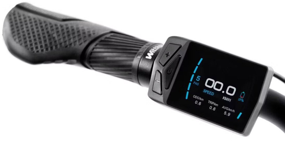 Rower elektryczny ROMET E-Modeco URB 2.0 U17 28 cali Czarno-granatowy zbliżenie na wyświetlacz czytelny wyświetlacz LCD bieżące monitorowanie kluczowych parametrów jazdy ułatwia planowanie tras i kontrolę nad energią