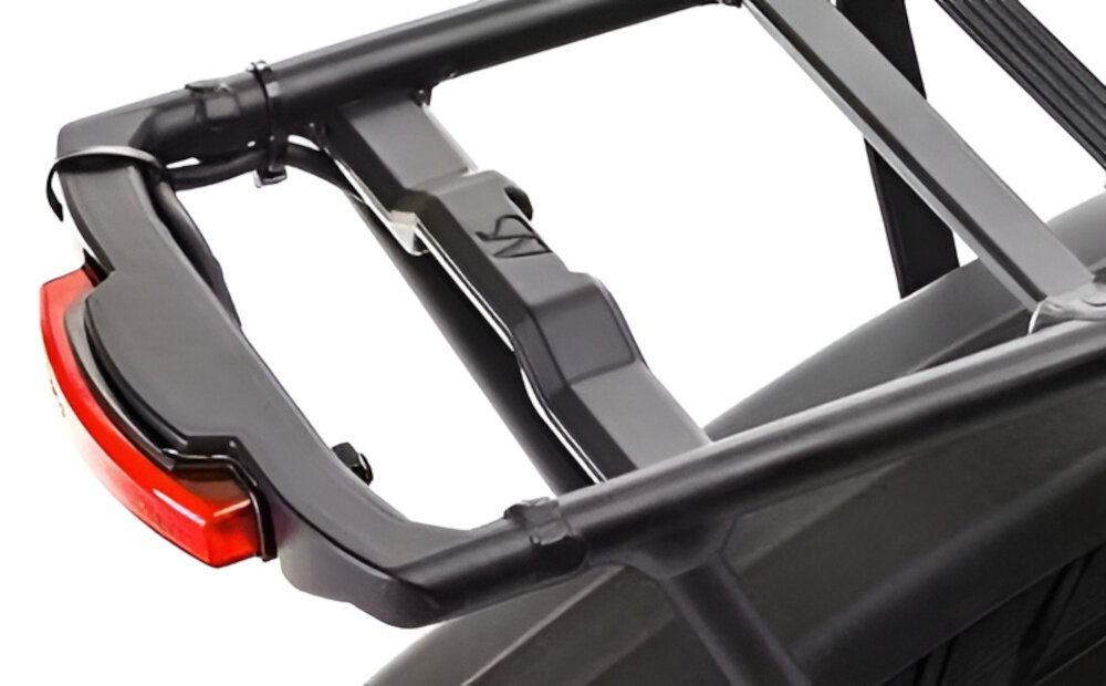 Rower elektryczny ROMET E-Modeco URB 2.0 U17 28 cali Czarno-granatowy zbliżenie na tylną lampę bezpieczeństwo przednie i tylne oświetlenie dobra widoczność i bezpieczeństwo na drodze światła zasilane są bezpośrednio z baterii wymagane przez prawo drogowe