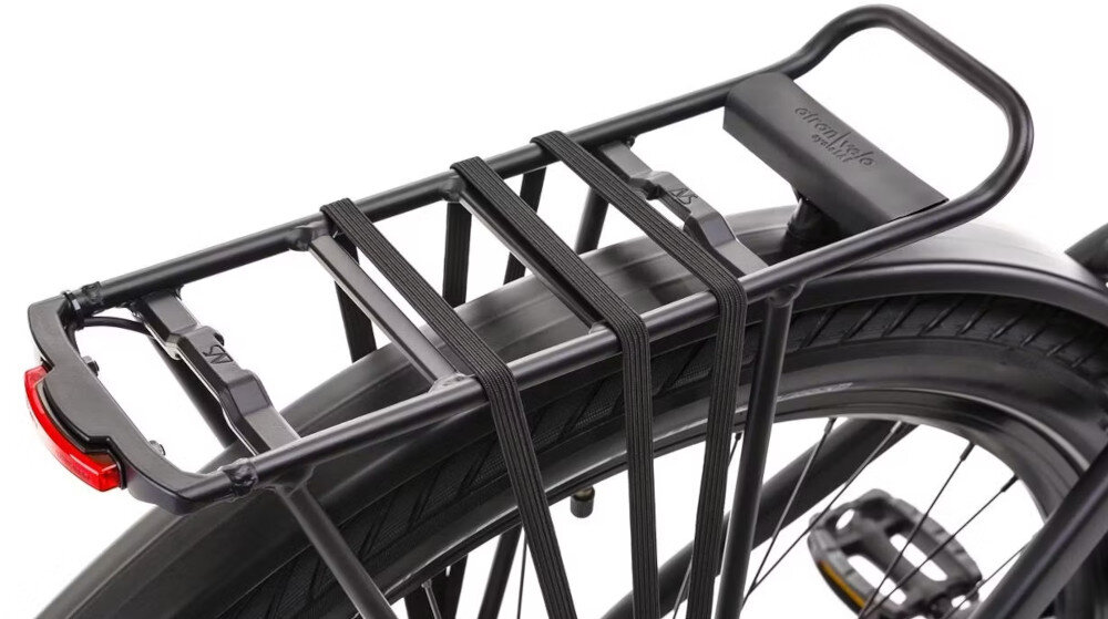 Rower elektryczny ROMET E-Modeco URB 2.0 U17 28 cali Czarno-granatowy zbliżenie na bagażnik bagażnik składana stopka w centralnym punkcie ciężkości